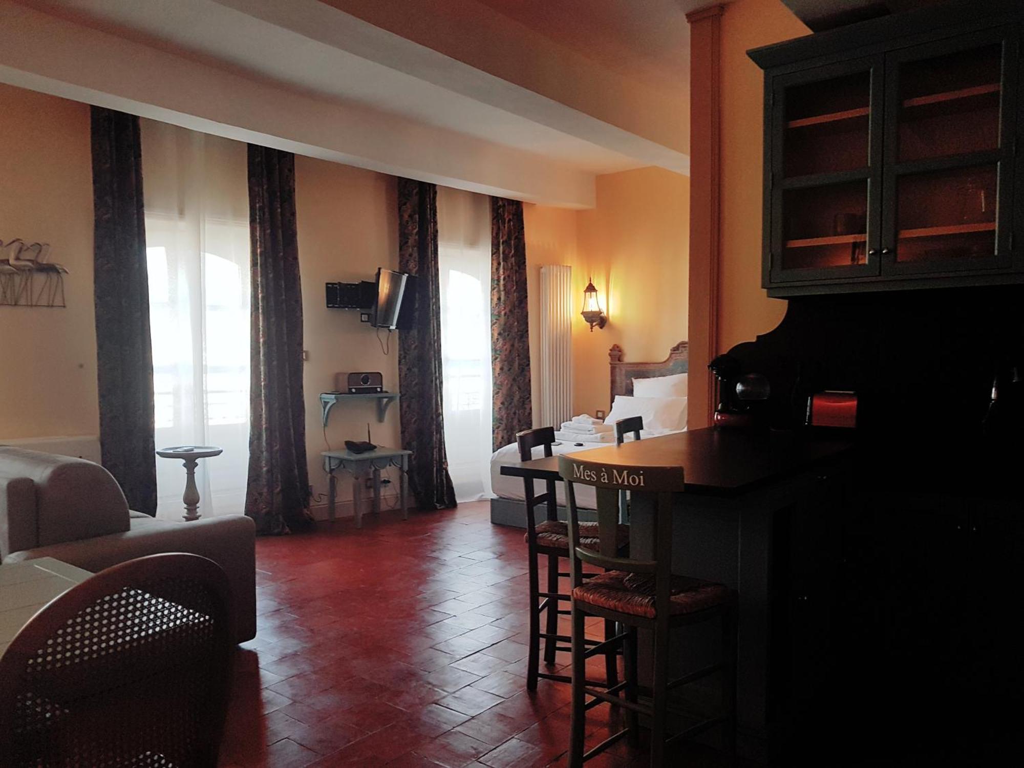 Mes A Moi In Pezenas - Appartements De Charme - Baignoire Balneo Exterior photo